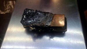 Presunta explosión de pila de celular provoca caída mortal