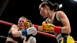 VIDEO Boxeadora queda en coma tras nocaut en pelea en California