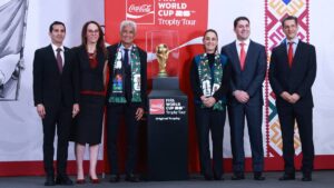 Sheinbaum levanta el trofeo de la Copa Mundial