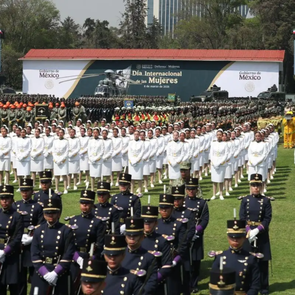 Sheinbaum reconoce a mujeres de las Fuerzas Armadas en ceremonia por el 8M