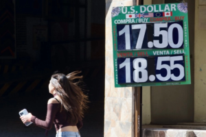 Peso rompe el nivel de 18 por dólar tras alza del petróleo y tensión en Medio Oriente