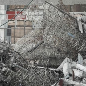 Suspenden demolición tras colapso de edificio en San Antonio Abad