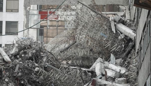 Suspenden demolición tras colapso de edificio en San Antonio Abad