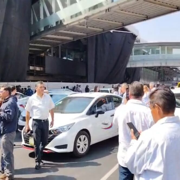 Taxistas bloquean accesos del AICM en protesta contra plataformas digitales