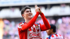 Chivas golea 3-0 a Santos con doblete de Armando “La Hormiga” González