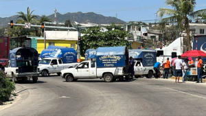 Transportistas bloquean Costera Miguel Alemán en Acapulco