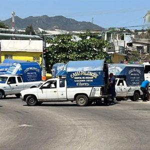 Transportistas bloquean Costera Miguel Alemán en Acapulco