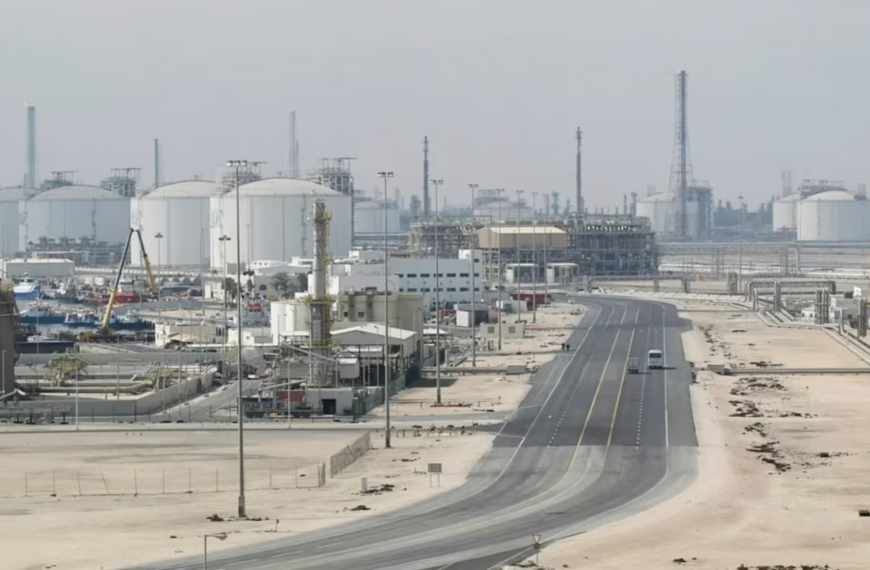 Suben precios del petróleo y gas tras ataques en Oriente Medio