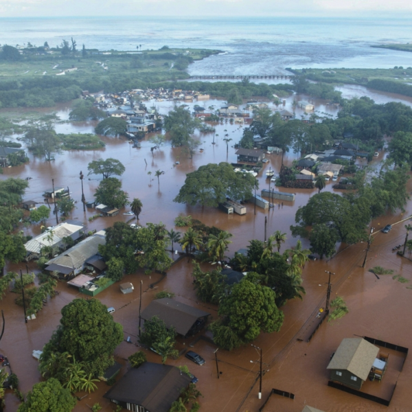 Inundaciones en Hawái obligan a evacuar a miles