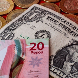 Dólar avanza y peso se deprecia por conflicto en Medio Oriente