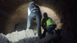 Rescatan con vida a uno de los mineros atrapados en Sinaloa