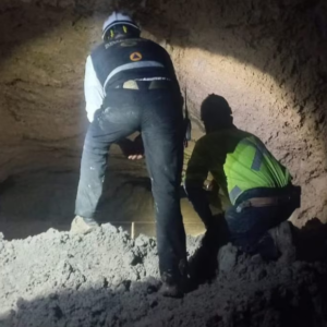 Rescatan con vida a uno de los mineros atrapados en Sinaloa