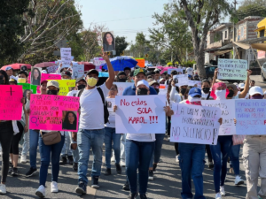 Estudiantes marchan en Mazatepec para exigir la localización de Karol Toledo