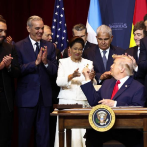 Trump afirma que Cuba “vive sus últimos momentos” durante cumbre en Florida