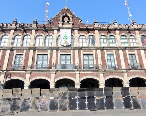 Blindan Palacio de Gobierno de Morelos previo a marcha del 8M