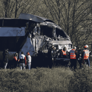 Choque de tren deja un muerto en Francia