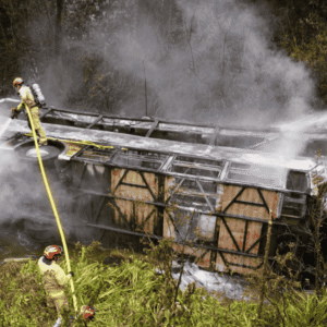 Tragedia en Ecuador: autobús se incendia tras volcadura