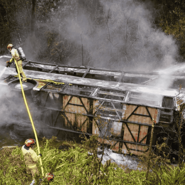 Tragedia en Ecuador: autobús se incendia tras volcadura