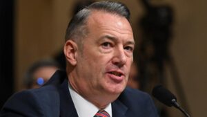 Renuncia jefe del ICE en medio de polémicas