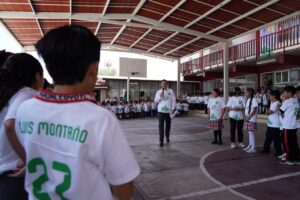 ¡Uniformados y a la cancha! Montaño equipa a escolares rumbo al Mundialito