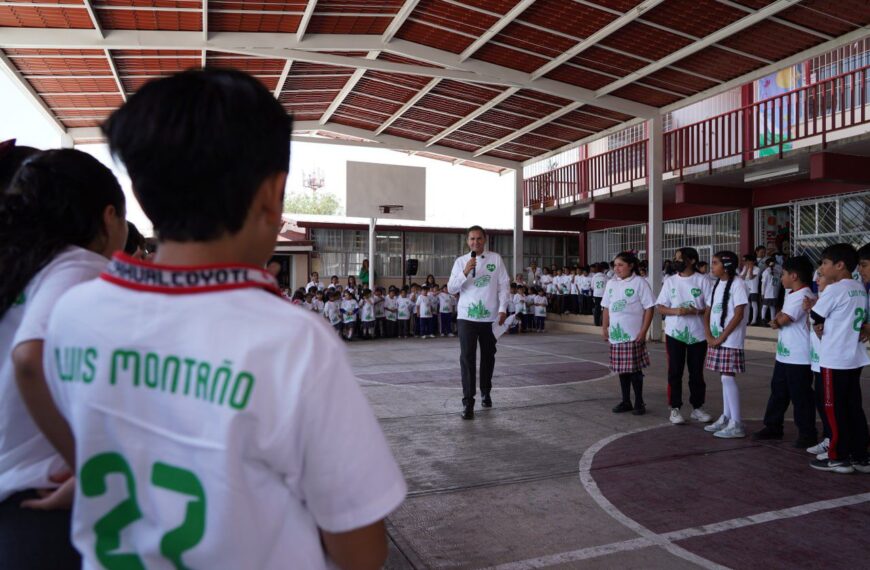 ¡Uniformados y a la cancha! Montaño equipa a escolares rumbo al Mundialito