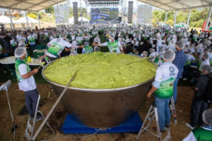 Tancítaro rompe Récord Guinness con el guacamole más grande del mundo
