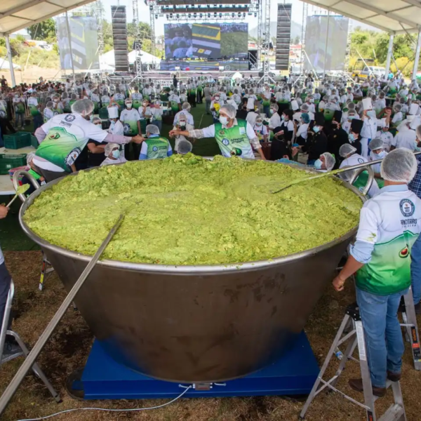 Tancítaro rompe Récord Guinness con el guacamole más grande del mundo