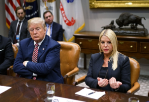 Trump destituye a fiscal general Pam Bondi