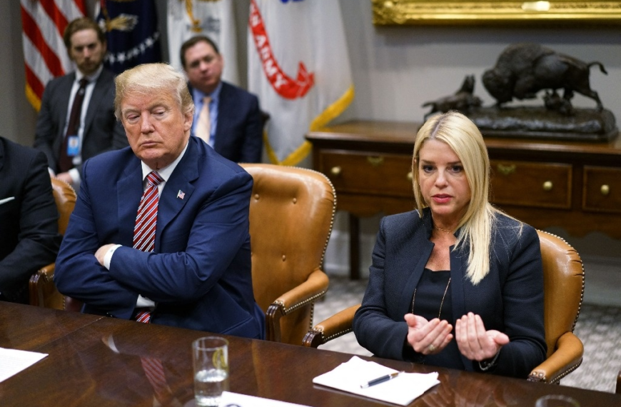 Trump destituye a fiscal general Pam Bondi