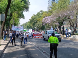Jubilados marchan en CDMX contra tope a pensiones