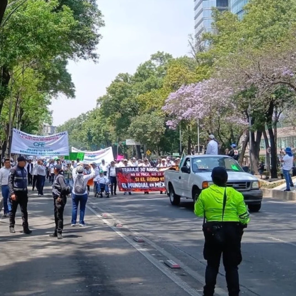 Jubilados marchan en CDMX contra tope a pensiones