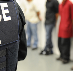 Mueren 13 mexicanos bajo custodia de ICE desde 2025