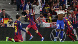 Barcelona vence al Atlético 2-1 y se acerca al título de LaLiga