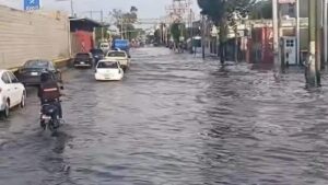 Lluvias inundan la López Portillo y paralizan Tultitlán
