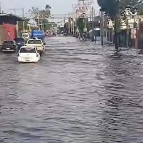Lluvias inundan la López Portillo y paralizan Tultitlán