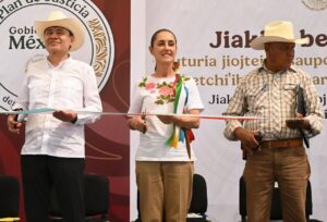 Sheinbaum restituye tierras a yaquis y critica a Ayuso