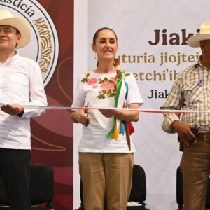 Sheinbaum restituye tierras a yaquis y critica a Ayuso
