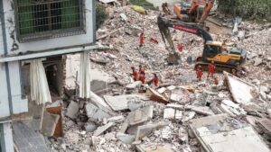 Sismo de 5.2 deja muertos y edificios colapsados en China