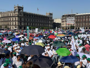 Trabajadores conmemoran el Día del Trabajo con mitin en el Zócalo