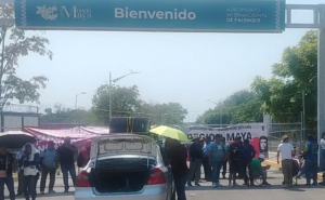 CNTE bloquea acceso al aeropuerto de Palenque