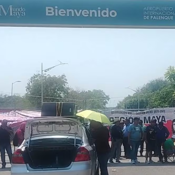CNTE bloquea acceso al aeropuerto de Palenque