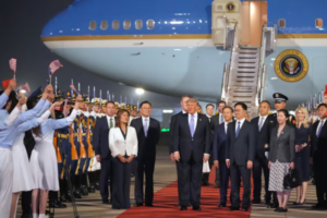 Trump inicia visita a China acompañado por líderes de Nvidia y Tesla