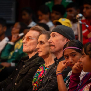 Sheinbaum y U2 participan en asamblea de la Copa del Mundo de Niños de la Calle 2026