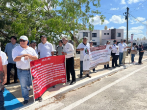 Jubilados de Pemex, CFE y Cenace protestan durante gira de Sheinbaum en Yucatán