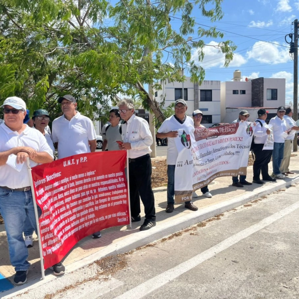 Jubilados de Pemex, CFE y Cenace protestan durante gira de Sheinbaum en Yucatán