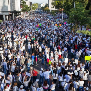Miles participan en Caminata por la Paz en Cuernavaca