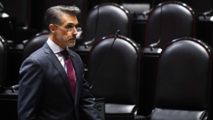 Sergio Mayer deja Morena; renuncia es irrevocable