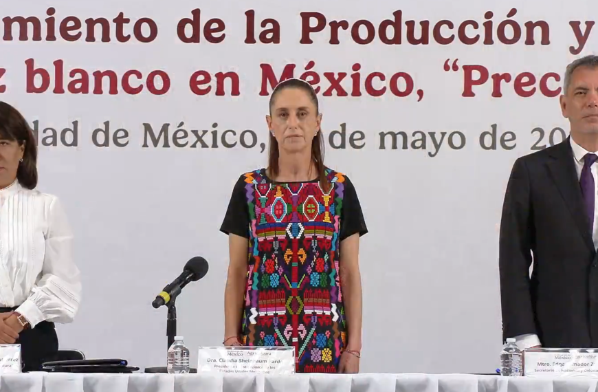 Gobierno federal firma acuerdo para garantizar precio justo del maíz