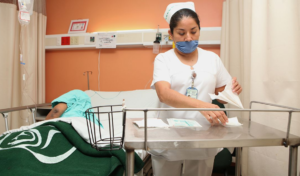 México mantiene rezago en inversión pública en salud, advierte especialista