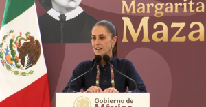 Sheinbaum entrega becas Rita Cetina a estudiantes de primaria en Edomex
